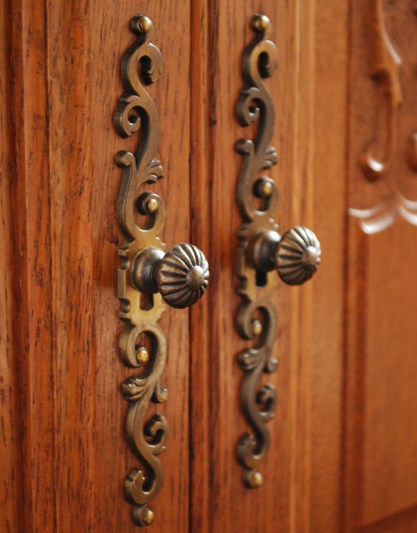 アンティーク家具 南フランスのアンティーク家具、彫がゴージャスなキャビネット。凝った繊細な装飾が、フランスらしいです。(j-1441-f)