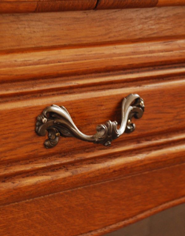 アンティーク家具 南フランスのアンティーク家具、彫がゴージャスなキャビネット。優雅な曲線の取っ手。(j-1441-f)