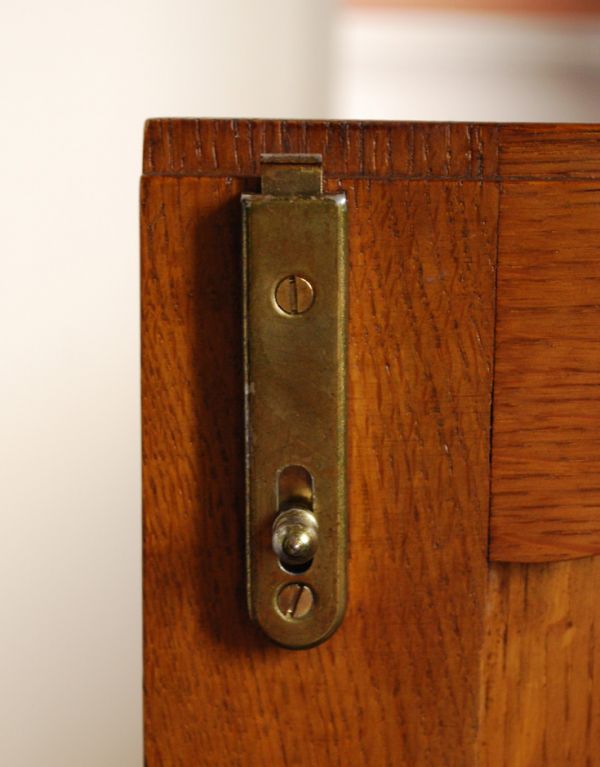 アンティーク家具 南フランスのアンティーク家具、彫がゴージャスなキャビネット。ドアストッパーが1ヶ所に付いています。(j-1441-f)