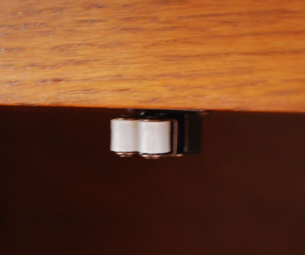 アンティーク家具 南フランスのアンティーク家具、彫がゴージャスなキャビネット。扉にはローラーキャッチャーが付いているので開け閉めはスムーズです。(j-1441-f)