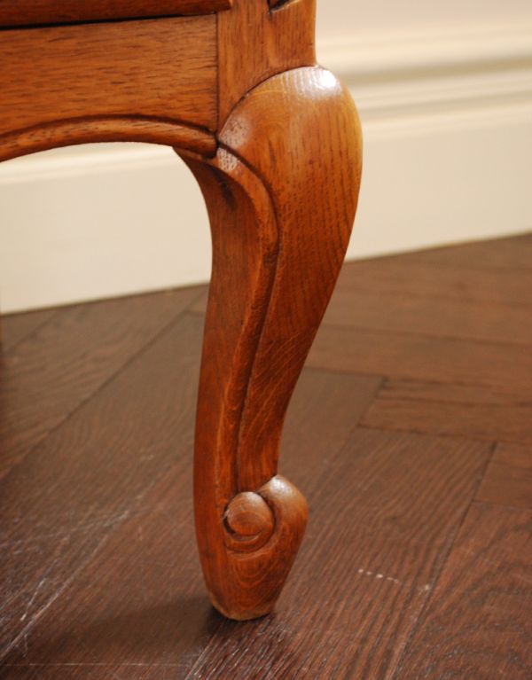 アンティーク家具 南フランスのアンティーク家具、彫がゴージャスなキャビネット。安定感のある脚がしっかり支えます。(j-1441-f)