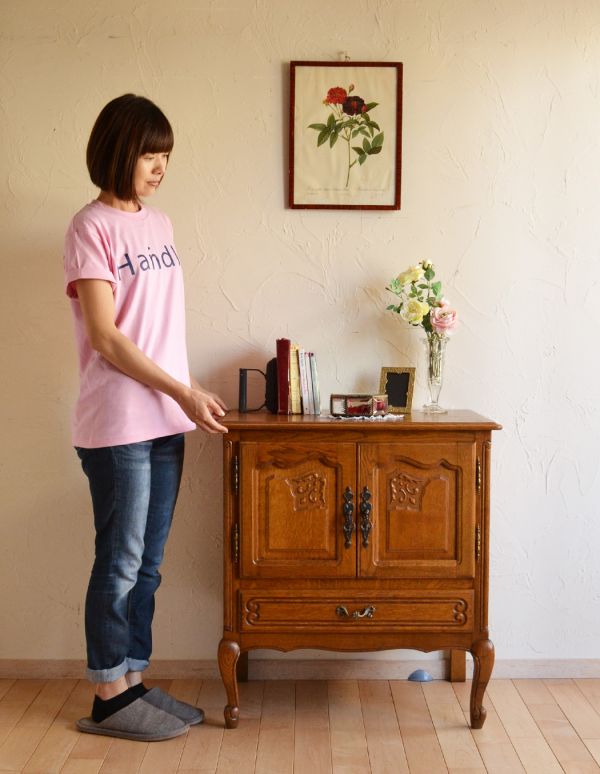 アンティーク家具 フランスの素敵なアンティーク家具、木製のキャビネット。美しい彫で存在感があるキャビネット。(j-1442-f)