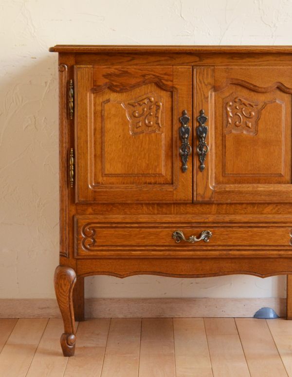 アンティーク家具 フランスの素敵なアンティーク家具、木製のキャビネット。繊細で高級感たっぷりの扉の彫り。(j-1442-f)