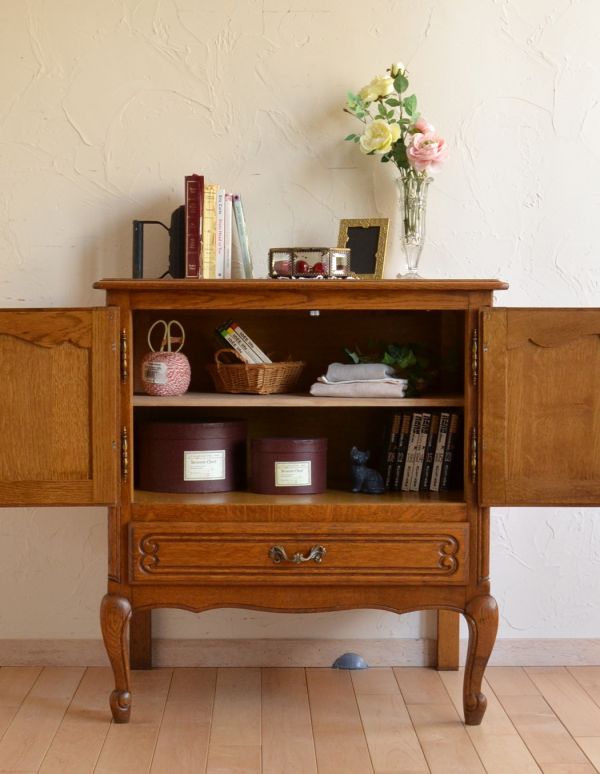 アンティーク家具 フランスの素敵なアンティーク家具、木製のキャビネット。棚板があるので整理しやすいです。(j-1442-f)