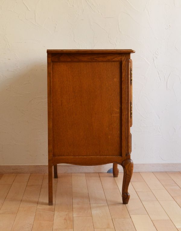 アンティーク家具 フランスの素敵なアンティーク家具、木製のキャビネット。サイドも額縁みたいな高級感のある彫。(j-1442-f)