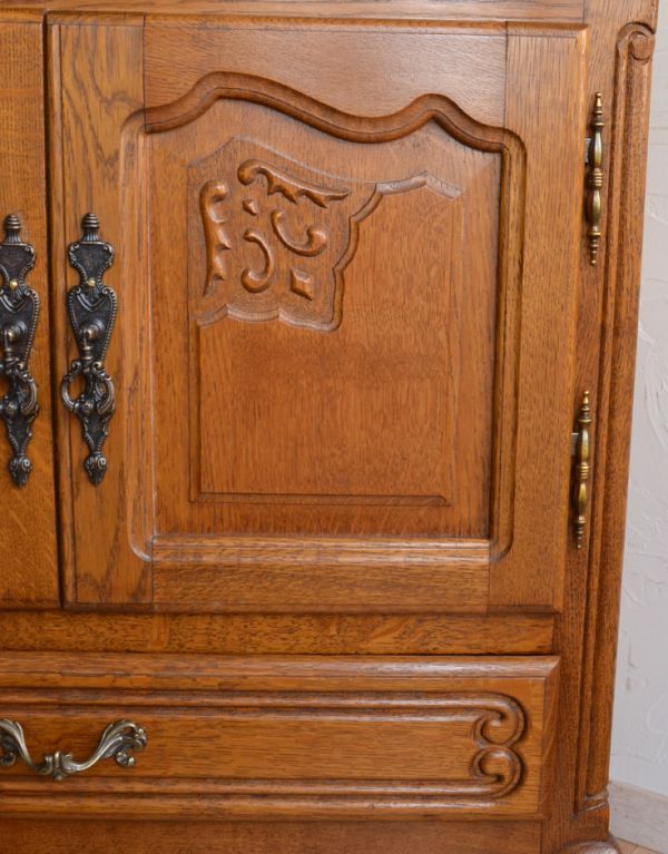 アンティーク家具 フランスの素敵なアンティーク家具、木製のキャビネット。植物があしらわれた装飾にはどこか和の美しさを感じます。(j-1442-f)