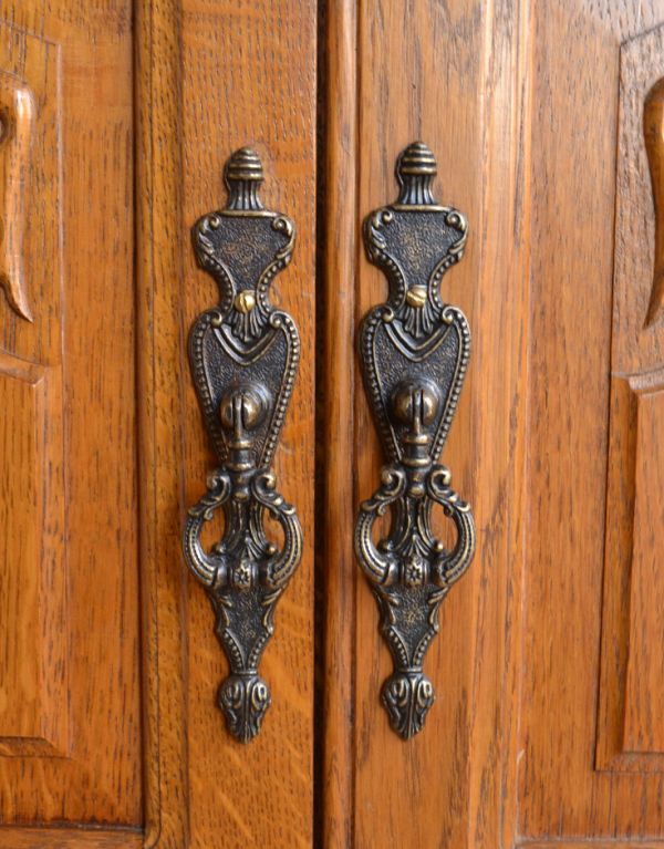 アンティーク家具 フランスの素敵なアンティーク家具、木製のキャビネット。凝った繊細な装飾が、フランスらしいです。(j-1442-f)