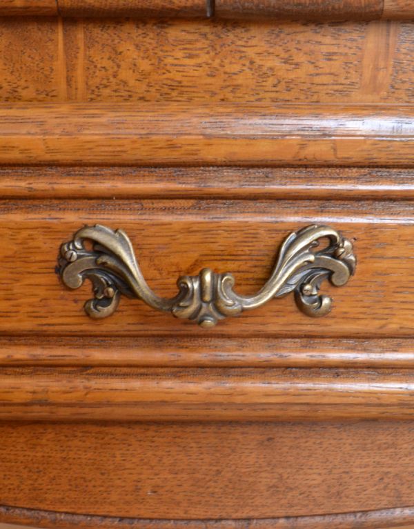 アンティーク家具 フランスの素敵なアンティーク家具、木製のキャビネット。優雅な曲線の取っ手。(j-1442-f)