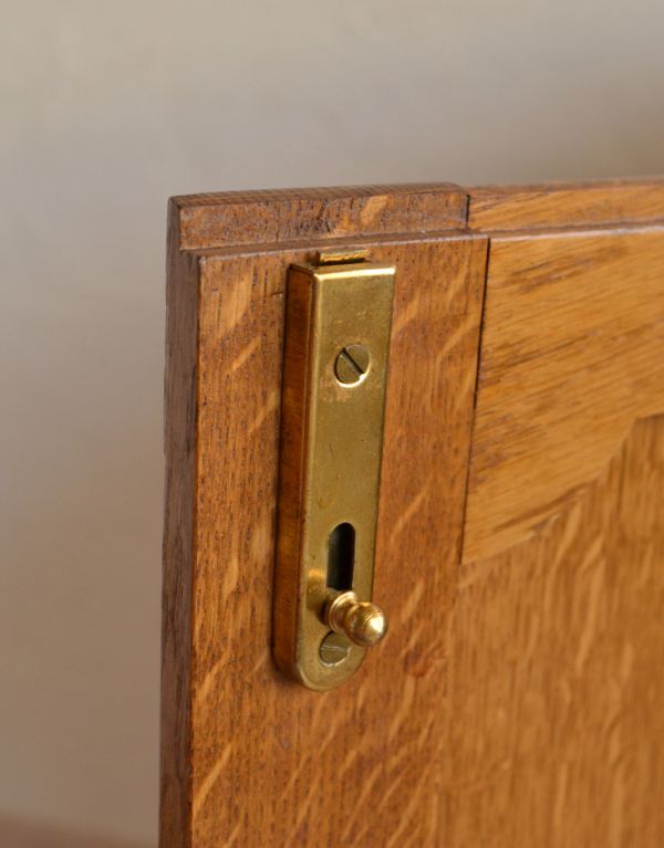 アンティーク家具 フランスの素敵なアンティーク家具、木製のキャビネット。ドアストッパーが1ヶ所に付いています。(j-1442-f)