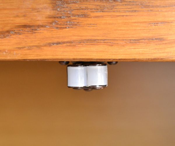 アンティーク家具 フランスの素敵なアンティーク家具、木製のキャビネット。扉にはローラーキャッチャーが付いているので開け閉めはスムーズです。(j-1442-f)