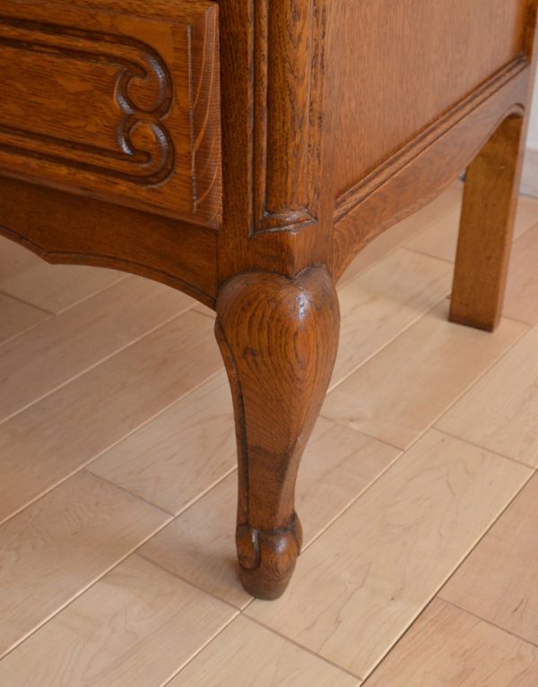 アンティーク家具 フランスの素敵なアンティーク家具、木製のキャビネット。安定感のある脚がしっかり支えます。(j-1442-f)