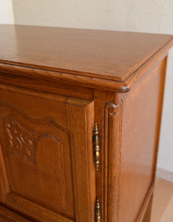 アンティーク家具 フランスの素敵なアンティーク家具、木製のキャビネット。角が丸いので小さなお子様にも安心です。(j-1442-f)