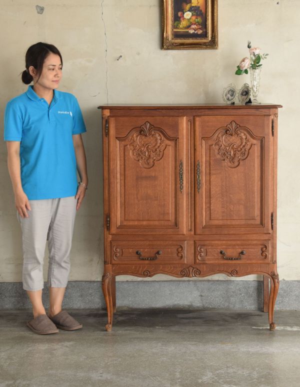 アンティークのキャビネット　アンティーク家具　南フランスの彫が優雅なアンティーク家具、収納力があるキャビネット。美しい彫で存在感があるキャビネット。(j-1445-f)