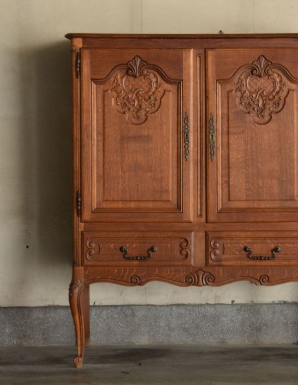 アンティークのキャビネット　アンティーク家具　南フランスの彫が優雅なアンティーク家具、収納力があるキャビネット。繊細で高級感たっぷりの扉の彫り。(j-1445-f)