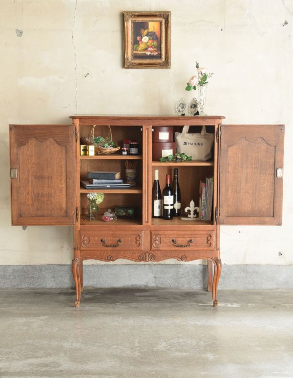アンティークのキャビネット　アンティーク家具　南フランスの彫が優雅なアンティーク家具、収納力があるキャビネット。棚板があるので整理しやすいです。(j-1445-f)