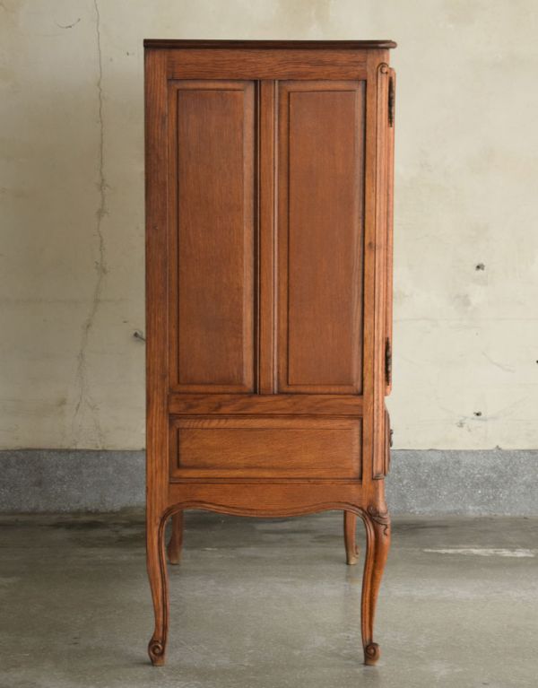 アンティークのキャビネット　アンティーク家具　南フランスの彫が優雅なアンティーク家具、収納力があるキャビネット。サイドも額縁みたいな高級感のある彫。(j-1445-f)