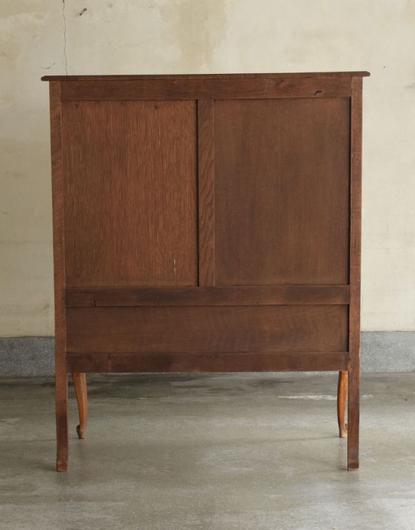 アンティークのキャビネット　アンティーク家具　南フランスの彫が優雅なアンティーク家具、収納力があるキャビネット。キチンとメンテナンスしてあるので、裏側もキレイです。(j-1445-f)