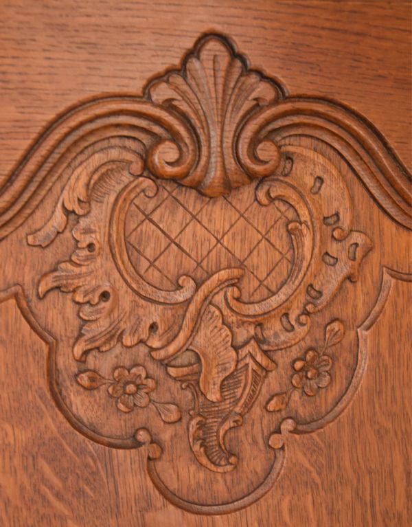 アンティークのキャビネット　アンティーク家具　南フランスの彫が優雅なアンティーク家具、収納力があるキャビネット。植物があしらわれた装飾にはどこか和の美しさを感じます。(j-1445-f)