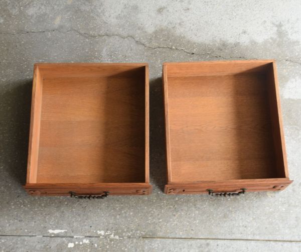 アンティークのキャビネット　アンティーク家具　南フランスの彫が優雅なアンティーク家具、収納力があるキャビネット。引き出しは２杯。(j-1445-f)