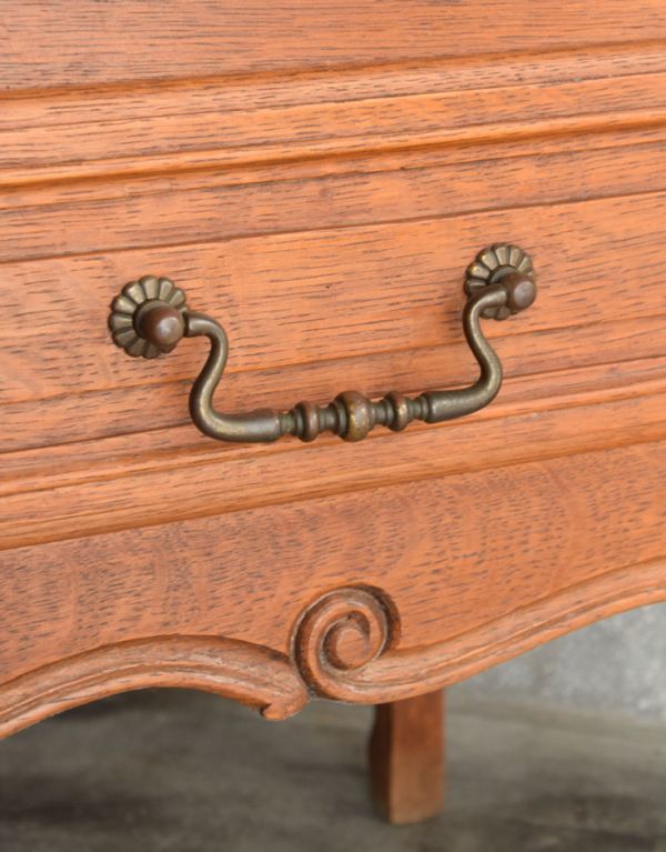 アンティークのキャビネット　アンティーク家具　南フランスの彫が優雅なアンティーク家具、収納力があるキャビネット。優雅な曲線の取っ手。(j-1445-f)