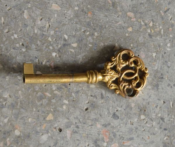 アンティークのキャビネット　アンティーク家具　南フランスの彫が優雅なアンティーク家具、収納力があるキャビネット。アンティークの鍵をいっしょにお届けします。(j-1445-f)