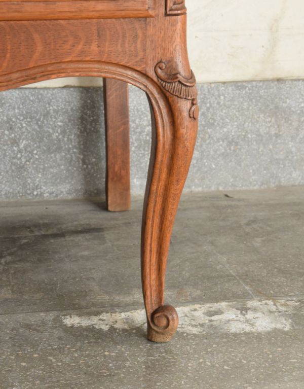 アンティークのキャビネット　アンティーク家具　南フランスの彫が優雅なアンティーク家具、収納力があるキャビネット。安定感のある脚がしっかり支えます。(j-1445-f)