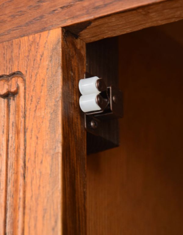 アンティークのキャビネット　アンティーク家具　南フランスの彫が優雅なアンティーク家具、収納力があるキャビネット。扉にはローラーキャッチャーが付いているので開け閉めはスムーズです。(j-1445-f)