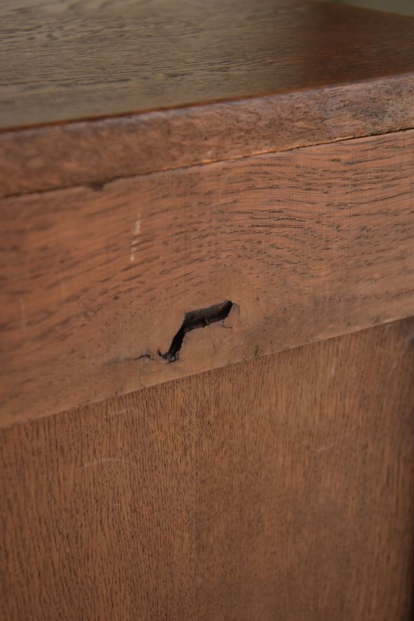 アンティークのキャビネット　アンティーク家具　南フランスの彫が優雅なアンティーク家具、収納力があるキャビネット。専門の職人によってお直ししていますが、アンティークは新品ではありません。(j-1445-f)