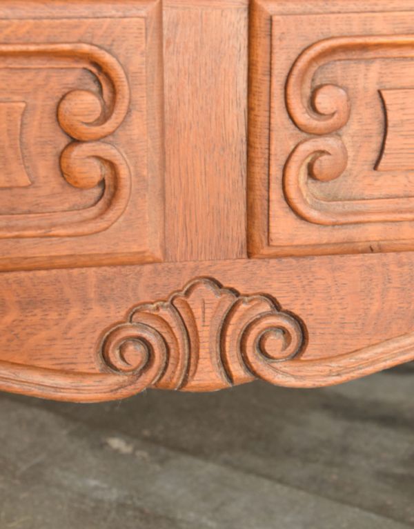 アンティークのキャビネット　アンティーク家具　南フランスの彫が優雅なアンティーク家具、収納力があるキャビネット。隅々まで美しい装飾があります。(j-1445-f)