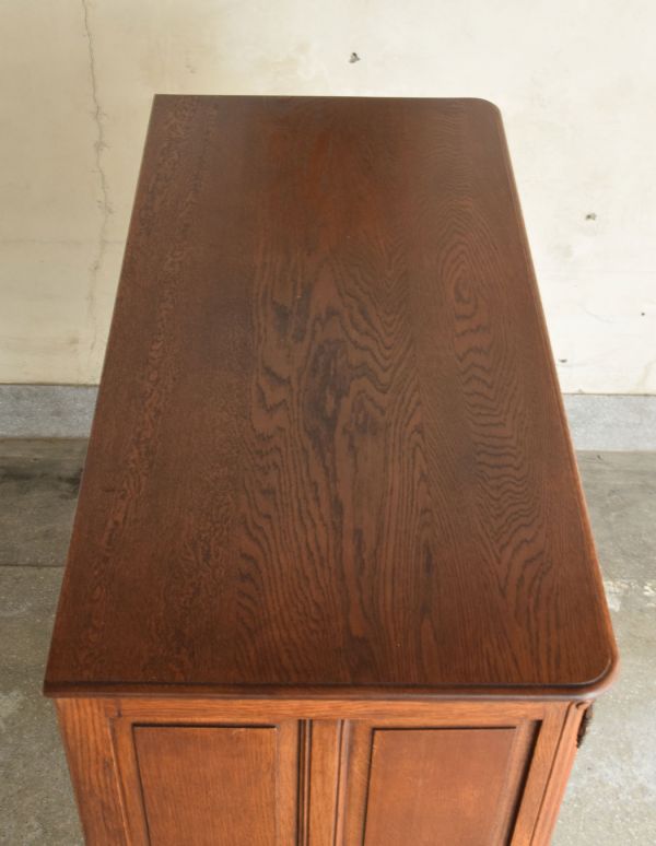 アンティークのキャビネット　アンティーク家具　南フランスの彫が優雅なアンティーク家具、収納力があるキャビネット。天板もピカピカにお直ししました。(j-1445-f)