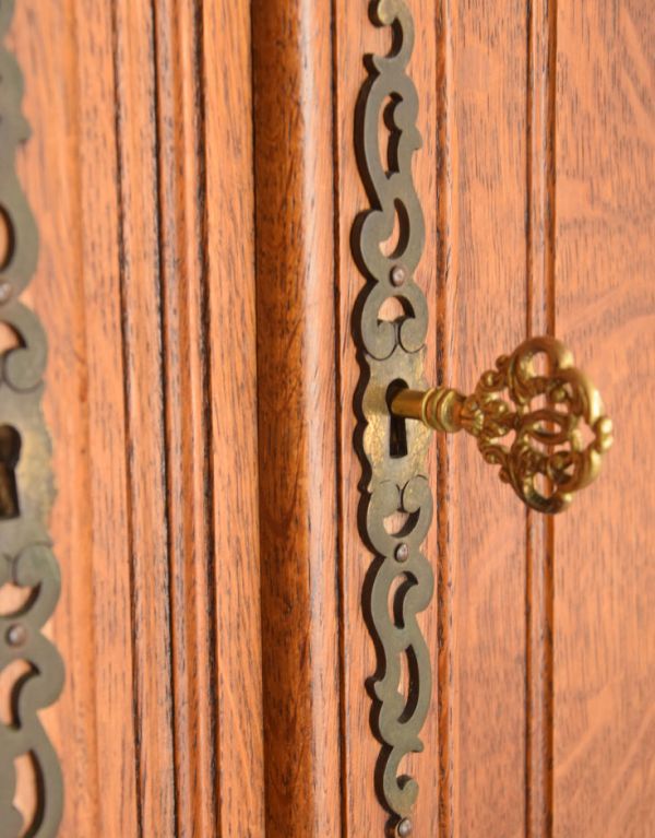 アンティークのキャビネット　アンティーク家具　南フランスの彫が優雅なアンティーク家具、収納力があるキャビネット。鍵穴が付いています。(j-1445-f)