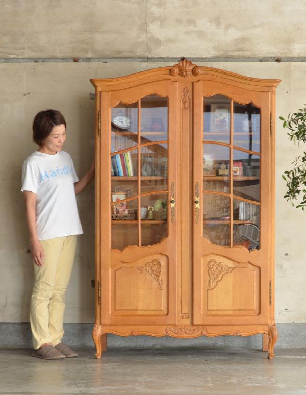 アンティークのキャビネット アンティーク家具 フランスのゴージャスなアンティーク家具、ガラスキャビネット(本棚)。高級感たっぷりのガラスキャビネット。(j-1446-f)