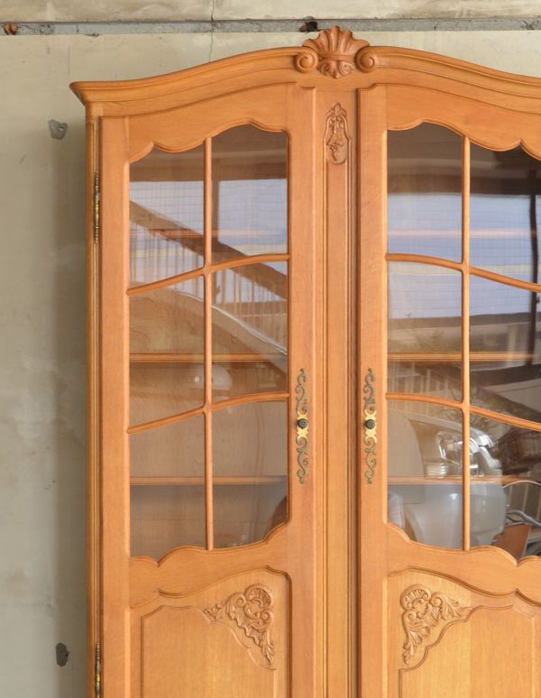 アンティークのキャビネット アンティーク家具 フランスのゴージャスなアンティーク家具、ガラスキャビネット(本棚)。客間やリビングなどキチンとした雰囲気を作りたいコーナーにも最適です。(j-1446-f)
