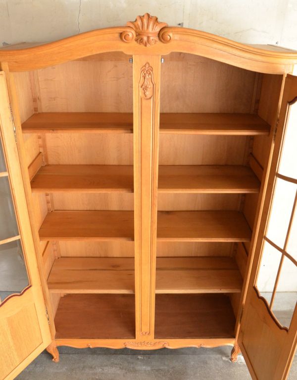 アンティークのキャビネット アンティーク家具 フランスのゴージャスなアンティーク家具、ガラスキャビネット(本棚)。しっかり収納力があるのが嬉しいです。(j-1446-f)