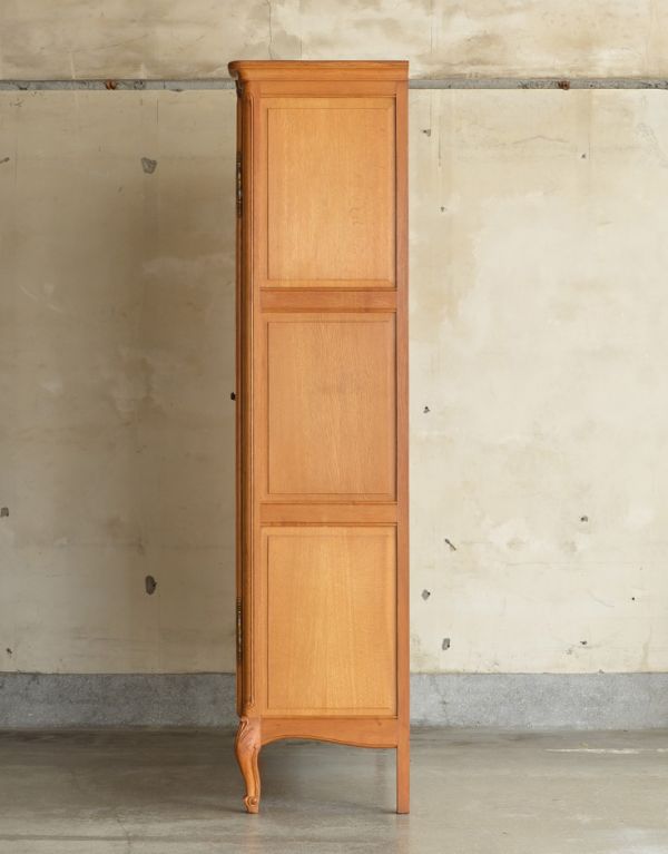 アンティークのキャビネット アンティーク家具 フランスのゴージャスなアンティーク家具、ガラスキャビネット(本棚)。しっかり作られているので安心してお使いください。(j-1446-f)