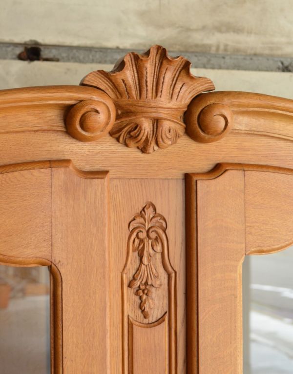 アンティークのキャビネット アンティーク家具 フランスのゴージャスなアンティーク家具、ガラスキャビネット(本棚)。繊細な装飾は見とれる程美しいです。(j-1446-f)