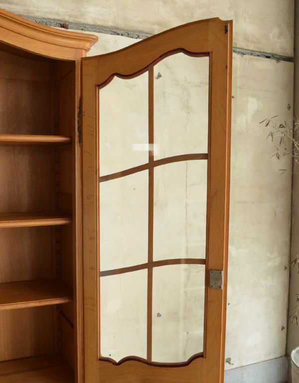 アンティークのキャビネット アンティーク家具 フランスのゴージャスなアンティーク家具、ガラスキャビネット(本棚)。木の装飾が上品なアクセントになっています。(j-1446-f)