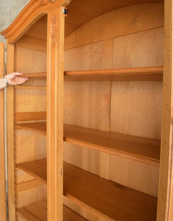 アンティークのキャビネット アンティーク家具 フランスのゴージャスなアンティーク家具、ガラスキャビネット(本棚)。ガラス戸内の棚板は、可動棚です。(j-1446-f)