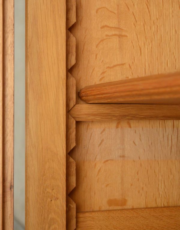 アンティークのキャビネット アンティーク家具 フランスのゴージャスなアンティーク家具、ガラスキャビネット(本棚)。高さは4.5cm間隔で刻みで各24ヶ所に刻みがあります。(j-1446-f)