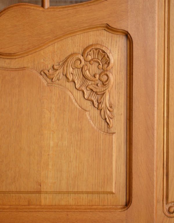 アンティークのキャビネット アンティーク家具 フランスのゴージャスなアンティーク家具、ガラスキャビネット(本棚)。繊細で高級感たっぷりの扉の彫り。(j-1446-f)