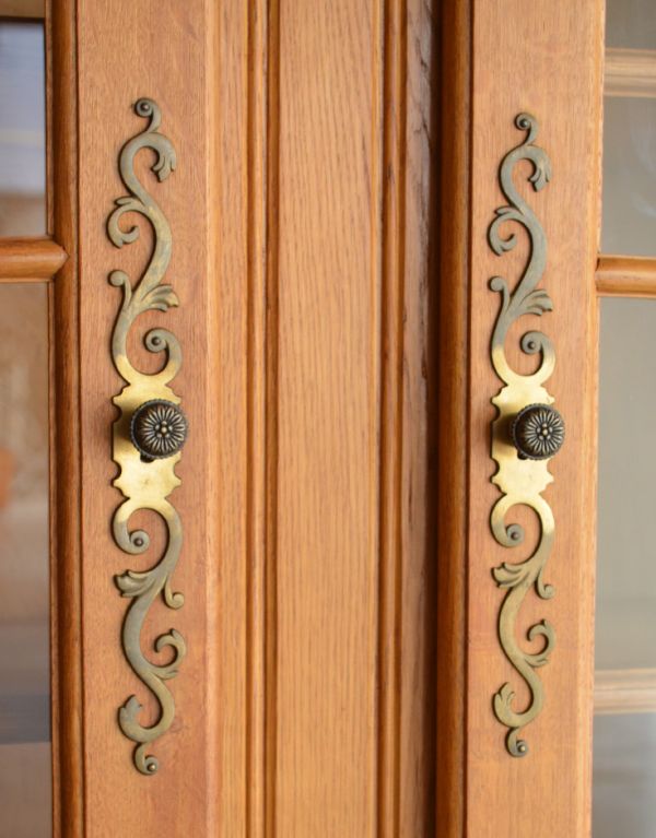 アンティークのキャビネット アンティーク家具 フランスのゴージャスなアンティーク家具、ガラスキャビネット(本棚)。アンティークらしい繊細なデザインの取っ手がちょこんと付いています。(j-1446-f)