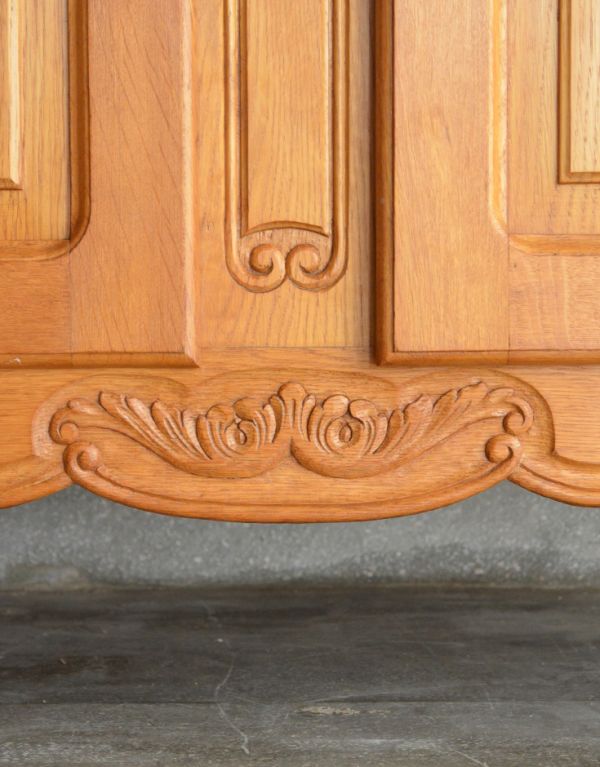 アンティークのキャビネット アンティーク家具 フランスのゴージャスなアンティーク家具、ガラスキャビネット(本棚)。外国製のキャビネットは装飾があちこちにあるので、絵になるアイテム。(j-1446-f)