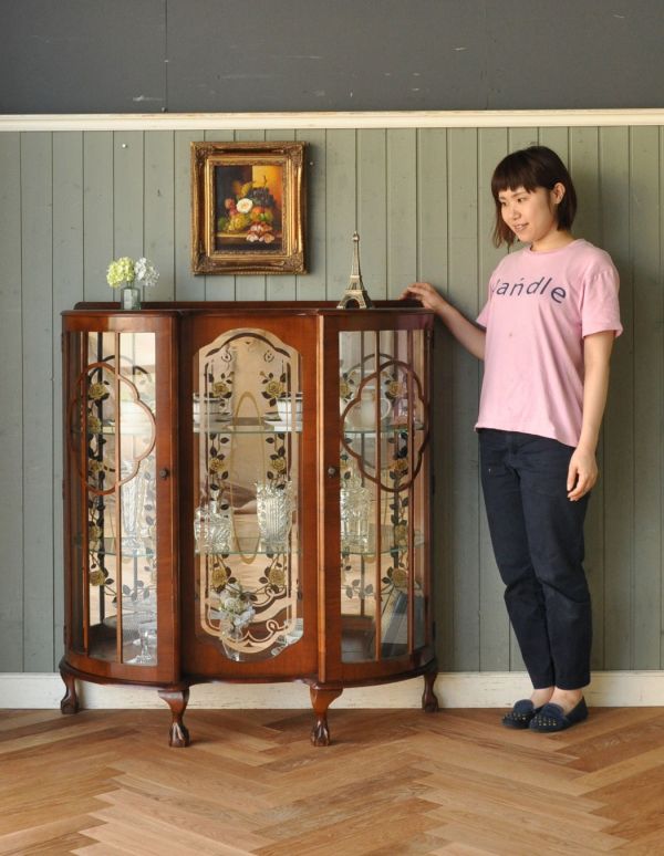 アンティークのキャビネット アンティーク家具 ミラーにお花の模様がたっぷりのアンティーク家具、イギリスのガラスキャビネット。お気に入りの雑貨や食器を並べてみましょう。(j-1447-f)