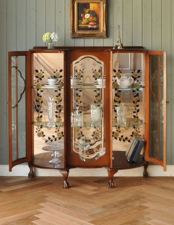 アンティークのキャビネット アンティーク家具 ミラーにお花の模様がたっぷりのアンティーク家具、イギリスのガラスキャビネット。3段あります。(j-1447-f)