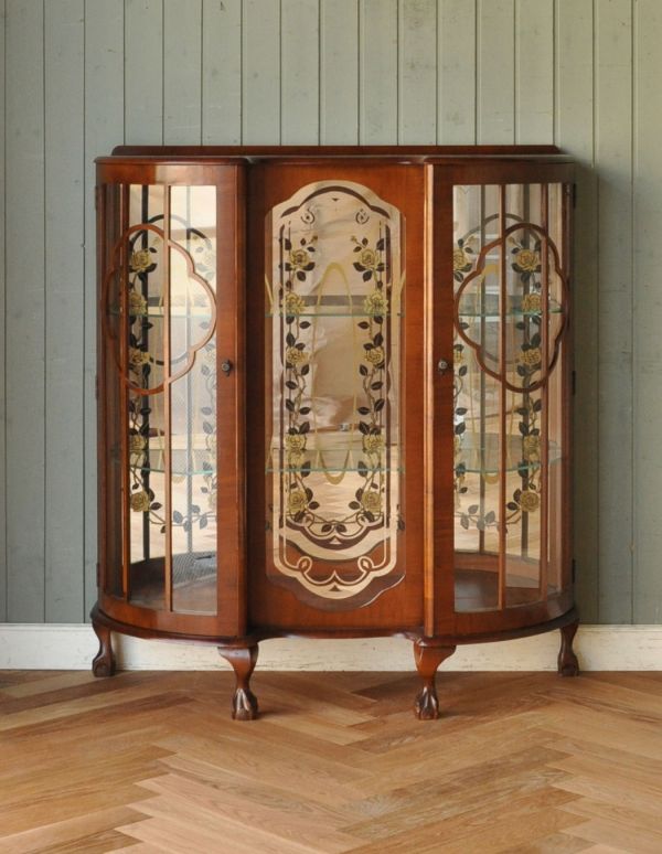 アンティークのキャビネット アンティーク家具 ミラーにお花の模様がたっぷりのアンティーク家具、イギリスのガラスキャビネット。ミラーがあるので高級感があります。(j-1447-f)