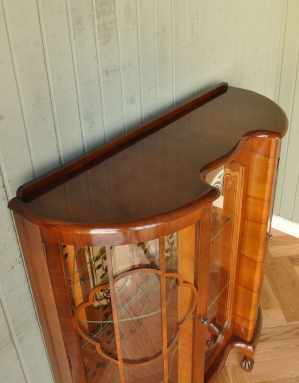 アンティークのキャビネット アンティーク家具 ミラーにお花の模様がたっぷりのアンティーク家具、イギリスのガラスキャビネット。天板もピカピカにお直ししました。(j-1447-f)