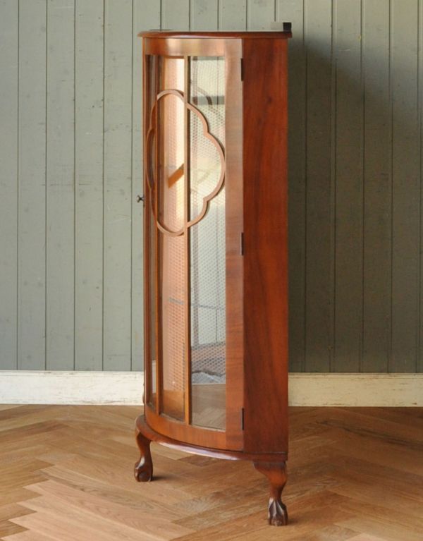 アンティークのキャビネット アンティーク家具 ミラーにお花の模様がたっぷりのアンティーク家具、イギリスのガラスキャビネット。サイドもガラスなので、どこから見ても美しいです!しっかり作られているので、安心してお使いいただけます。(j-1447-f)