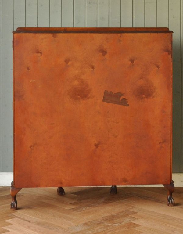 アンティークのキャビネット アンティーク家具 ミラーにお花の模様がたっぷりのアンティーク家具、イギリスのガラスキャビネット。キチンとメンテナンスしてあるので、裏側もキレイです。(j-1447-f)