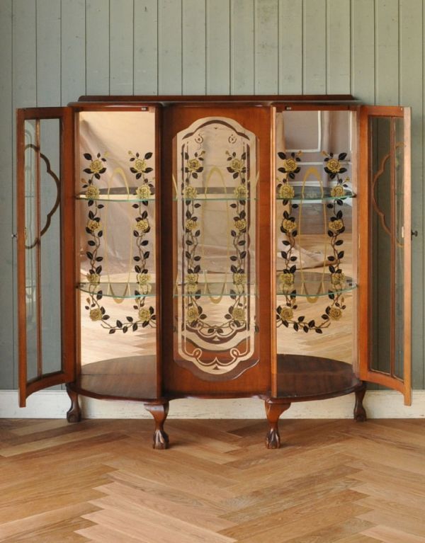 アンティークのキャビネット アンティーク家具 ミラーにお花の模様がたっぷりのアンティーク家具、イギリスのガラスキャビネット。扉はきちんとお直しをしているのでスムーズに開け閉めができ、出し入れもしやすく使いやすいです。(j-1447-f)