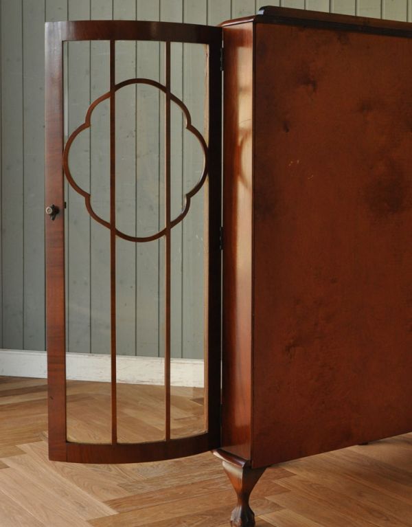 アンティークのキャビネット アンティーク家具 ミラーにお花の模様がたっぷりのアンティーク家具、イギリスのガラスキャビネット。ガラス扉にも細い木製のお花の飾りです。(j-1447-f)